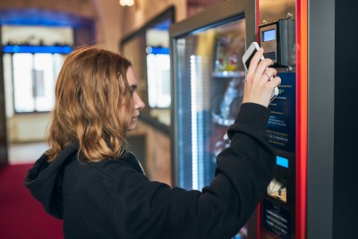 Cofeo vous conseille dans le choix du distributeur automatique pour votre école
